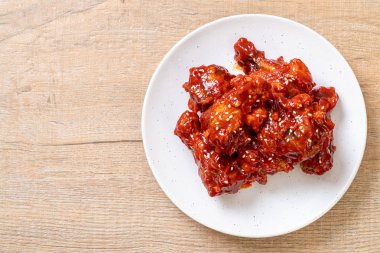 Baharatlı soslu kızarmış tavuk 