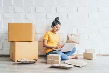 Genç Asya iş başlangıç yukarı online satıcı sahibi kullanarak bilgisayar