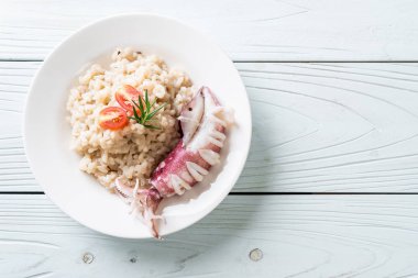 Kalamarlar veya ahtapot risotto