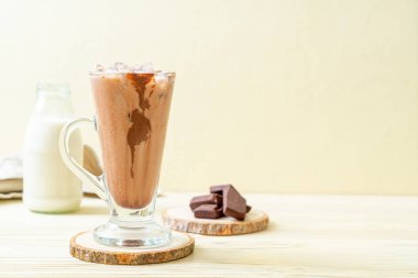 Buzlu çikolata milkshake içecek