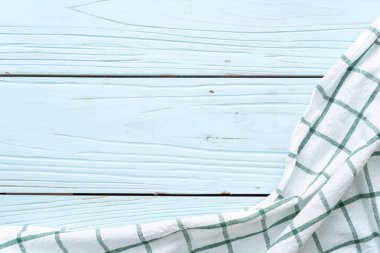 mutfak bezi (peçete) mavi ahşap zemin üzerine