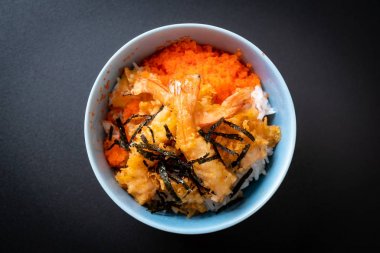 karides tempura pirinç kase karides yumurta ve deniz yosunu ile