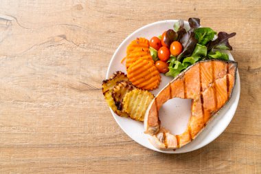 sebze ve patates kızartması ile ızgara somon biftek fileto