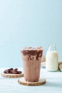 Buzlu çikolata milkshake içecek