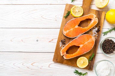 taze çiğ somon fileto biftek