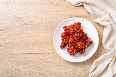 Baharatlı soslu kızarmış tavuk 