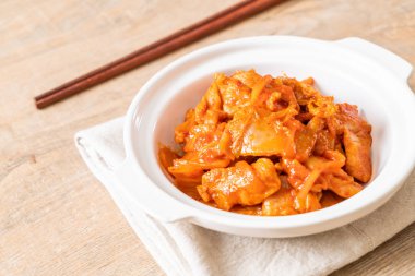 kimchi ile tavada kızartılmış domuz eti