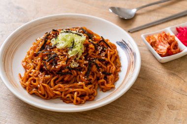 Kore sıcak ve baharatlı anlık noodle kimchi ile