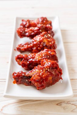 Baharatlı soslu kızarmış tavuk 