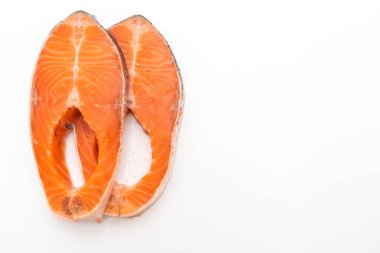 Beyaz arka planda taze somon çiğ