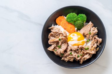 Donburi, domuz eti Pilav kasesi onsen yumurta ve sebze ile