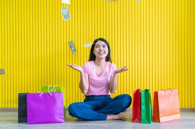 Asyalı kadın holding alışveriş torbaları