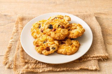 Mısır gevreği üzüm ve badem ile kurabiye