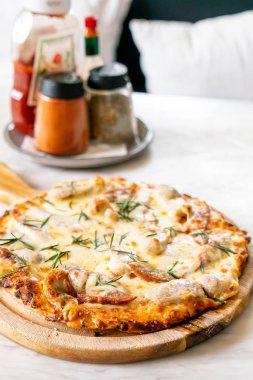 İtalyan sosis pizza