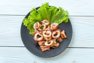 plaka üzerinde ızgara kalamar