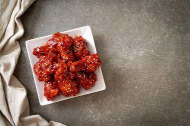 Baharatlı soslu kızarmış tavuk 