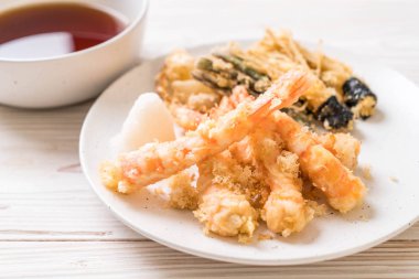 sebzeli karides tempura (hırpalanmış kızarmış karides)