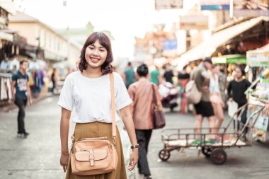 Mutlu ve güzel Asyalı kadın Khao Sarn Road, Tha seyahat