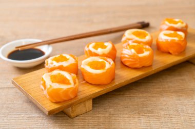 mayonez ve karides yumurta ile taze somon suşi rulo