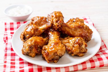 Soslu kızarmış tavuk.