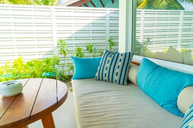 veranda sandalyesinde rahat yastık