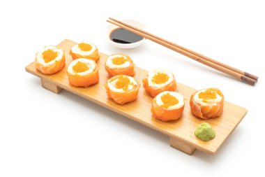 mayonez ve karides yumurta ile taze somon suşi rulo