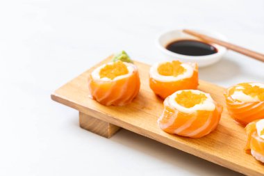 mayonez ve karides yumurta ile taze somon suşi rulo