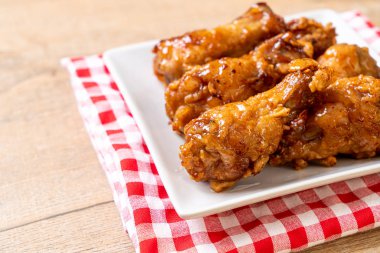 Soslu kızarmış tavuk.