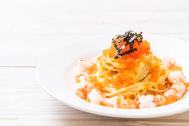 karidesler ve karides yumurtası ile spagetti kremsi