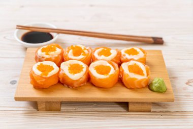 mayonez ve karides yumurta ile taze somon suşi rulo