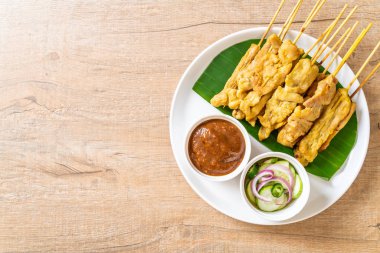 Domuz Satay-ızgara domuz fıstığı sosu veya tatlı ile servis ve 