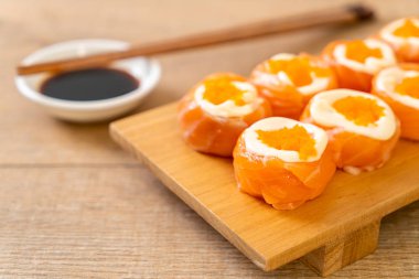 mayonez ve karides yumurta ile taze somon suşi rulo