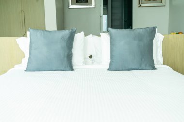 Yatak odasının iç tarafında yastık ve yatak dekorasyonu.