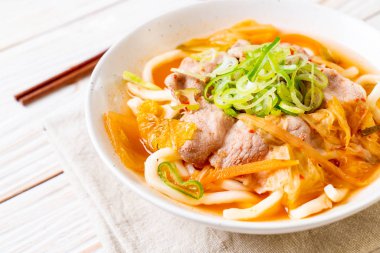Udon ramen noodle ile domuz eti ve kimchi 
