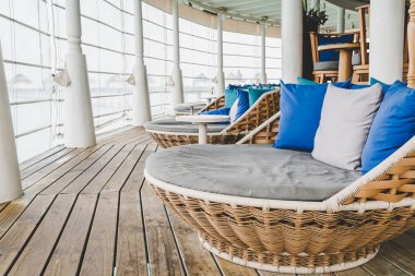 Kanepe açık verandada rahat yastık