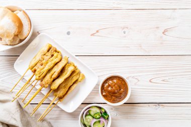 Domuz Satay-ızgara domuz fıstığı sosu veya tatlı ile servis ve 