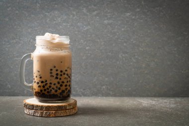 Kabarcıklar ile Tayvan süt çayı