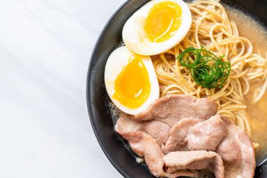 domuz eti ve yumurta ile TONKOTSU ramen erişte