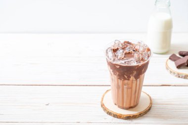 Buzlu çikolata milkshake içecek