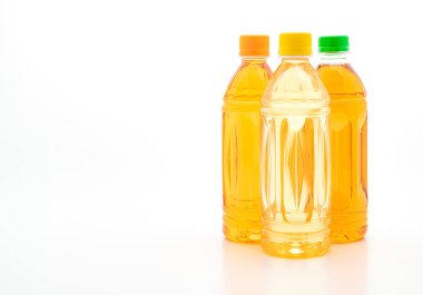 şişe buzlu çay ve yeşil çay beyaz arka plan üzerinde