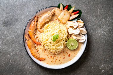 Baharatlı karides spagetti makarna (Tom Yum Goong)