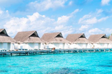 plaj ve deniz ile tropikal Maldivler tatil otel ve ada