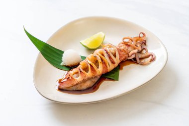 teriyaki soslu ızgara kalamar