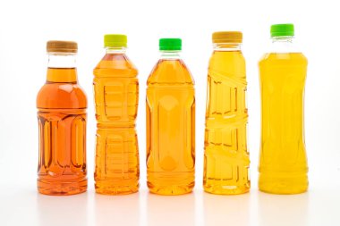 şişe buzlu çay ve yeşil çay beyaz arka plan üzerinde