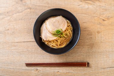 chaashu domuz eti ile TONKOTSU ramen erişte