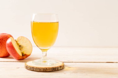 Kırmızı elma meyvesi ile elma suyu