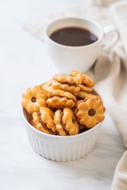 ananas reçeli ile bisküvi