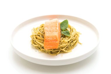 pesto yeşil ve somon makarna spagetti
