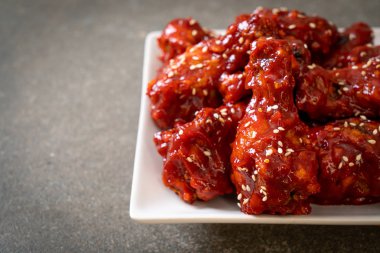 Baharatlı soslu kızarmış tavuk 