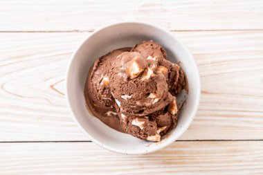 Çikolatalı dondurma marshmallow ile